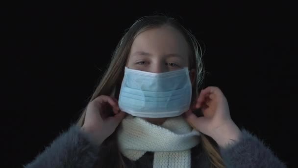 Sjuk Flicka Bär Medicinsk Ansiktsmask Porträtt Sjuk Flicka Medicinsk Mask — Stockvideo