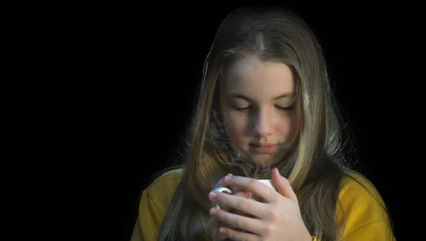 Schattig Meisje Houdt Een Hete Mok Drank Haar Handen Geïsoleerd — Stockfoto
