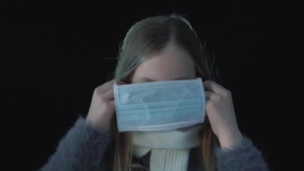 Sjuk Flicka Bär Medicinsk Ansiktsmask Porträtt Sjuk Flicka Medicinsk Mask — Stockvideo