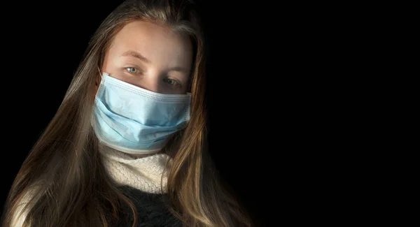 Retrato Una Chica Linda Enferma Usando Una Máscara Médica Protectora — Foto de Stock