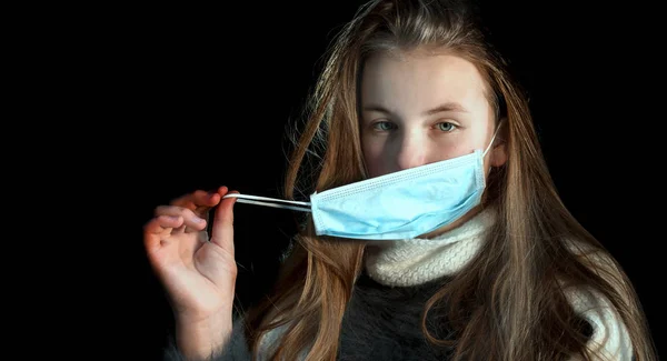 Retrato Una Chica Linda Enferma Usando Una Máscara Médica Protectora — Foto de Stock