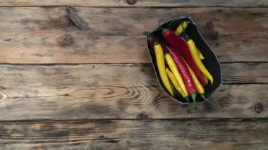 Mutfak masasında taze kırmızı biber. Yukarıdan bak. Mesajlaşmak için boşluk. Hareket etmeyi bırak. Mutfak masasında hareket eden taze ve organik sebzelerin canlandırması.