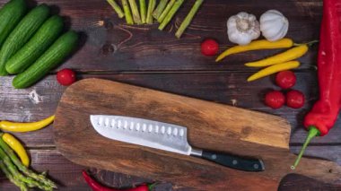 Hareket etmeyi bırak. Mutfak masasında hareket eden taze ve organik sebzelerin canlandırması.