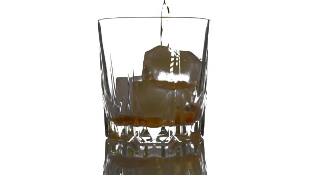 Golden Whiskey Prowing Glass 바탕에 얼음을 위스키 스카치 유리잔에 담근다 — 비디오