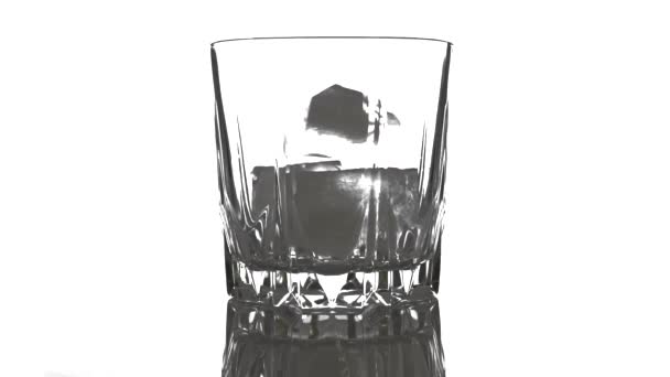 Eiswürfel Fallen Ein Glas Auf Weißem Hintergrund Zeitlupe Cocktailkonzept — Stockvideo