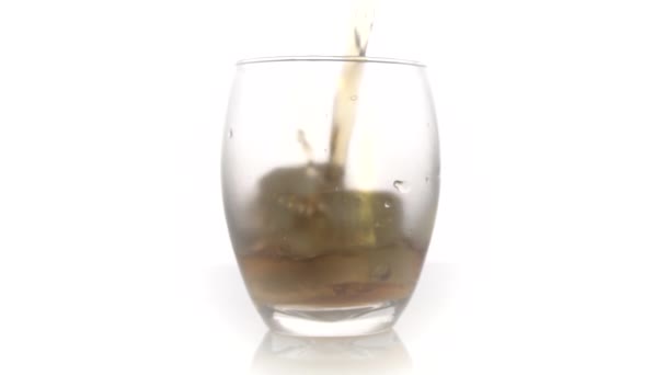 Whisky Doré Coulant Dans Verre Verser Whisky Écossais Cognac Dans — Video