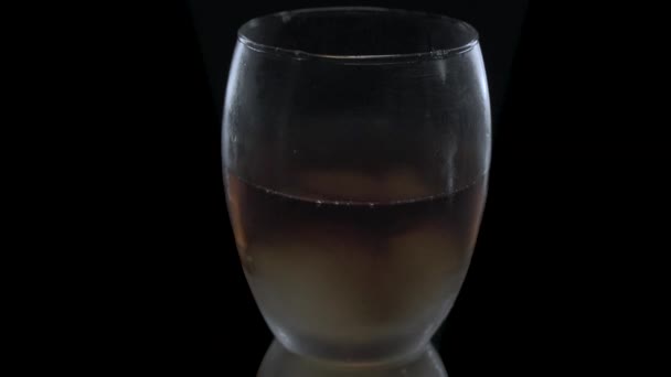 Kuber Faller Ett Glas Svart Bakgrund Sakta Backarna Cocktailkonceptet — Stockvideo