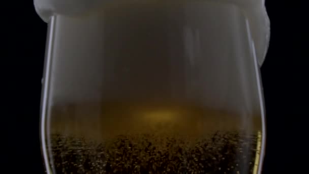 Glas Bier Close Met Schuim Slow Motion — Stockvideo