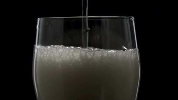 Ett Glas Närbild Med Skum Slow Motion Hälls Ett Glas — Stockvideo