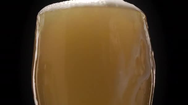 在黑色背景的啤酒杯中冒出细小的气泡 啤酒与泡沫的特写 — 图库视频影像
