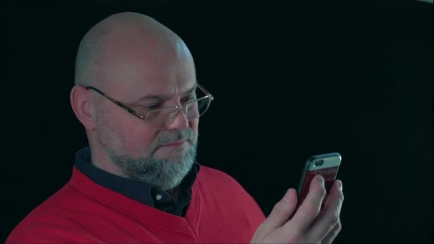 Enojado Hombre Emocional Gritando Interlocutor Hablando Teléfono Inteligente — Vídeos de Stock