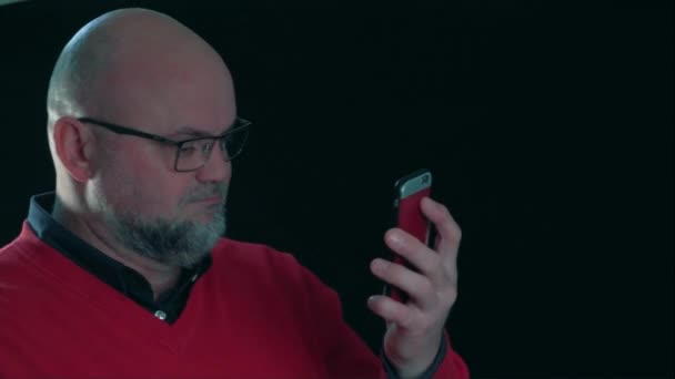 Wütender Emotionaler Mann Schreit Gesprächspartner Der Auf Smartphone Spricht — Stockvideo