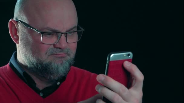 Homme Émotionnel Colère Criant Interlocuteur Parlant Sur Smartphone — Video