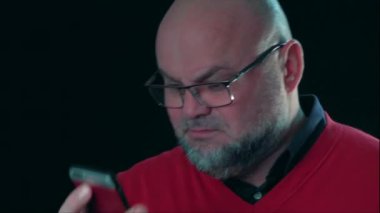 Sinirli, duygusal bir adam, engelliye bağırıyor ve akıllı telefondan konuşuyor. 