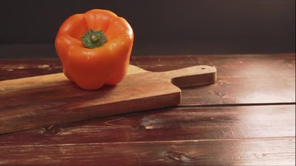 Chef Rebanadas Pimentón Naranja Una Tabla Cortar Cocina Una Mesa — Vídeo de stock