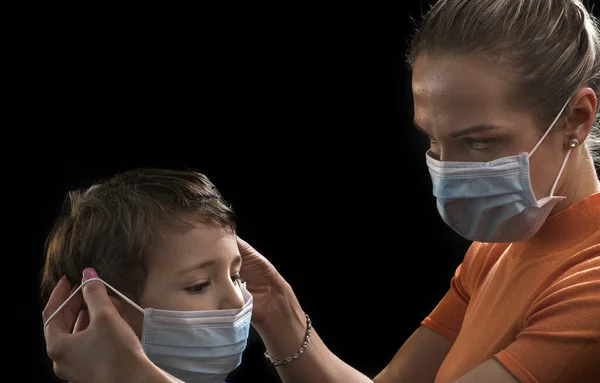 Madre Pone Hijo Una Máscara Protectora Concepto Salud Máscara Médica — Foto de Stock