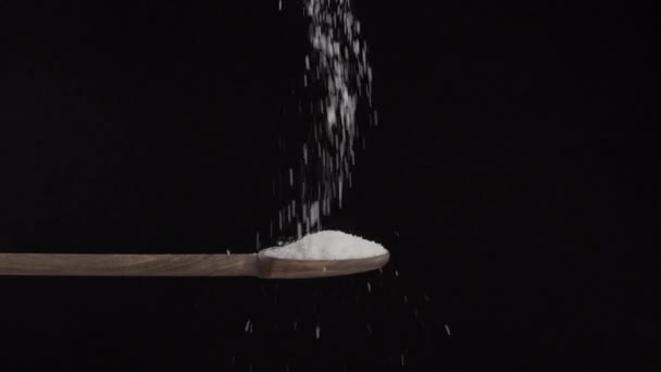 Salz Aus Einem Kochlöffel Zeitlupe Auf Schwarzem Hintergrund Nach Unten — Stockvideo