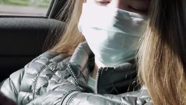 Znudzona Mała Dziewczynka Masce Ustach Jeździ Tylnych Siedzeniach Samochodu — Wideo stockowe