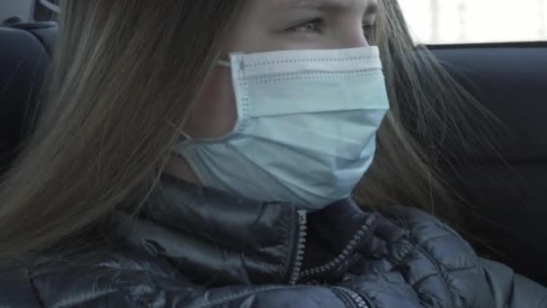 Karantina Konsepti Ağız Maskeli Sıkıcı Küçük Kız Bir Arabanın Arka — Stok video