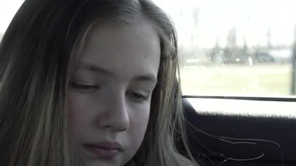Unatkozó Lány Kocsi Hátsó Ülésein Szomorú Lány Néz Ablakon — Stock videók