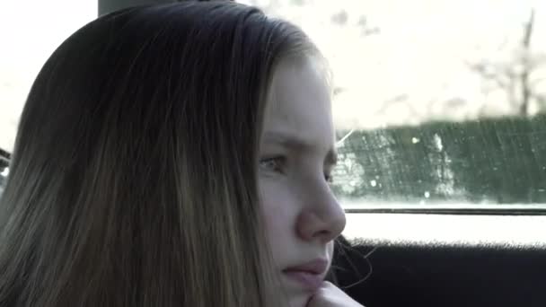 Smutna Dziewczyna Znudzona Samochodzie Wychodzi Przez Okno Samochodu — Wideo stockowe