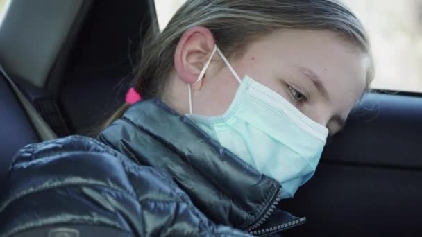 Ağız Maskeli Hasta Küçük Kız Bir Arabanın Arka Koltuğunda Geziyor — Stok video