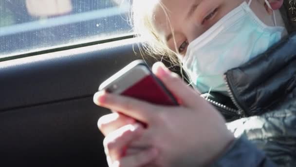 Ağız Maskeli Hasta Bir Kız Arabanın Arka Koltuğuna Oturur Akıllı — Stok video