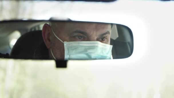 Covid Homem Com Uma Máscara Médica Estéril Drivs Carro Moradores — Vídeo de Stock