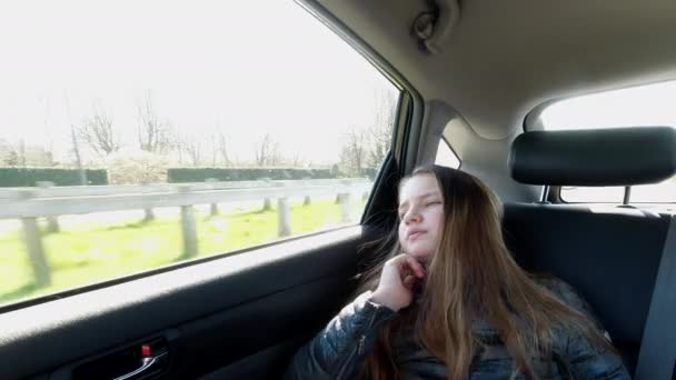 Нудна Дівчина Їде Задньому Сидінні Автомобіля Дивиться Вікно — стокове відео