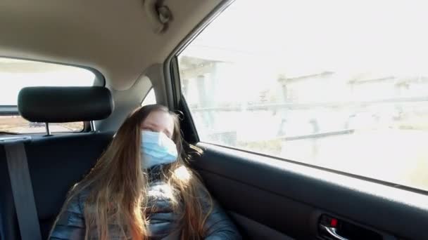 Menina Doente Entediado Boca Máscara Passeios Banco Trás Carro Olha — Vídeo de Stock