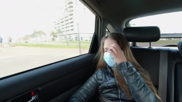 Скучная Больная Девушка Маске Рта Едет Заднем Сидении Машины Смотрит — стоковое видео