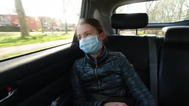 Verveeld Ziek Meisje Mond Masker Rijdt Achterbank Van Een Auto — Stockvideo