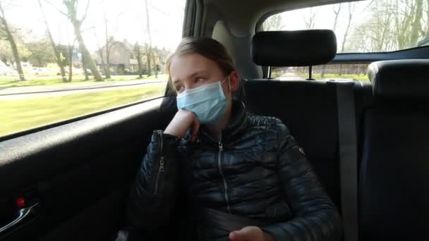 Verveeld Ziek Meisje Mond Masker Rijdt Achterbank Van Een Auto — Stockvideo
