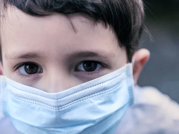 Niño Caucásico Con Máscara Facial Tela Contra Pandemia Coronavirus Concepto — Foto de Stock