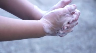 Covid - 19 Coronavirus önleme. Bir tür antibakteriyel sabunla ellerimizi yıkama. Sık sık el yıkama ile Corona salgını koruması. Seçici odak