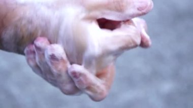 Covid - 19 Coronavirus önleme. Bir tür antibakteriyel sabunla ellerimizi yıkama. Sık sık el yıkama ile Corona salgını koruması. Seçici odak