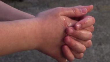 Covid - 19 Coronavirus önleme. Bir tür antibakteriyel sabunla ellerimizi yıkama. Sık sık el yıkama ile Corona salgını koruması. Seçici odak