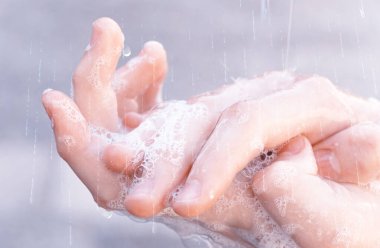 Covid - 19 Coronavirus önleme. Bir çocuk ellerimizi antibakteriyel sabunla yıkıyor. Sık sık el yıkama ile koronavirüs pandemik koruması. Seçici odak