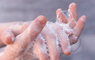 Covid - 19 Coronavirus önleme. Bir çocuk ellerimizi antibakteriyel sabunla yıkıyor. Sık sık el yıkama ile koronavirüs pandemik koruması. Seçici odak