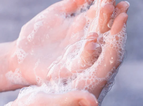 Covid 19コロナウイルスの予防 子供は抗菌石鹸で手を洗う 頻繁な手洗いによるコロナウイルスのパンデミック対策 選択的焦点 — ストック写真