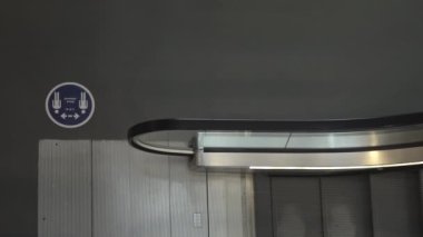 Bir alışveriş merkezinin yürüyen merdiveni CORONAVIRUS: COVID-19 enfeksiyonlarının sosyal hayat üzerinde çarpıcı bir etkisi olan vakalarının sayısındaki artış sonrasında boş kalıyor. 