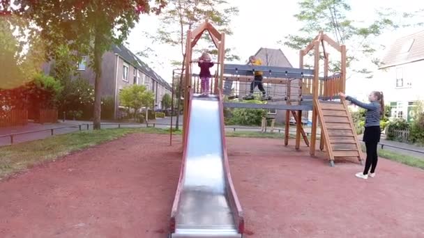 Les enfants s'amusent sur un terrain de loisirs 