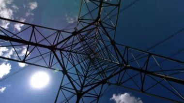  Elektrik iletim pilonu. Elektrik iletim kulesinin silüeti.