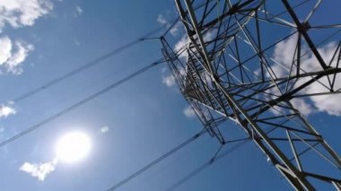  Elektrik iletim pilonu. Elektrik iletim kulesinin silüeti.