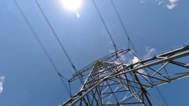  Elektrik iletim pilonu. Elektrik iletim kulesinin silüeti.