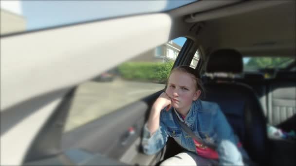 Unatkozó Lány Kocsiban Nézi Ablakot Szomorú Arcú Lány Kocsiban — Stock videók