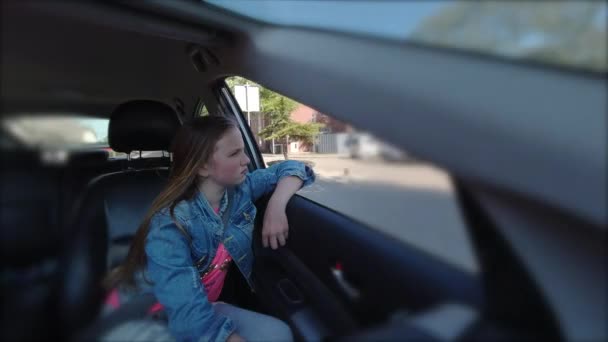 Verveeld Meisje Rijdt Auto Kijkt Naar Het Raam Meisje Met — Stockvideo