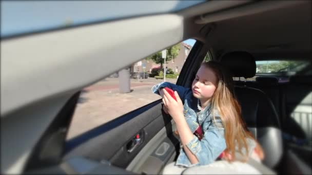 Chica Aburrida Monta Coche Mira Ventana Chica Con Cara Triste — Vídeo de stock