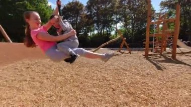  Oyun oynayan ve oyun alanında eğlenen mutlu çocuklar. Sevimli çocuklar oyun alanında eğleniyor.