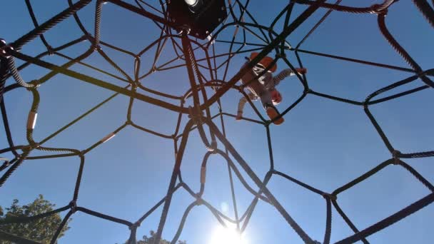 Niños Felices Jugando Divirtiéndose Patio Lindos Niños Divirtiéndose Parque Infantil — Vídeos de Stock